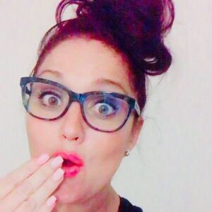 About me, I’m a lover of anything vintage. High end purses,bags, jewelry etc. ❤️